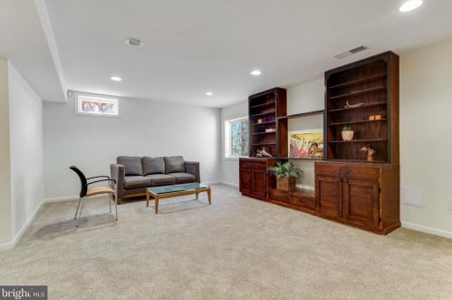 11 Broad Way, Lovettsville VA  20180-8608 exterior