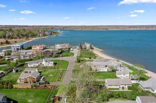6 Bayside Ave, East Quogue, NY 11942-4210