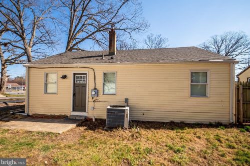 2 Robert Rd, New Castle DE  19720-3925 exterior