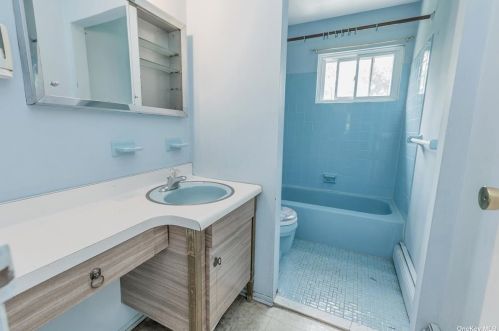 9 Foothill Ln, Elwood NY  11731-4106 exterior