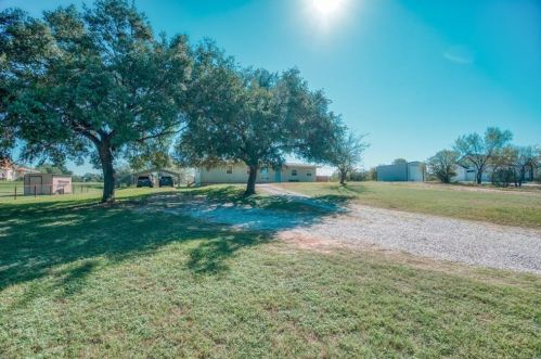 105 Oak Dr, Lakeside Heights, TX 78639-9503