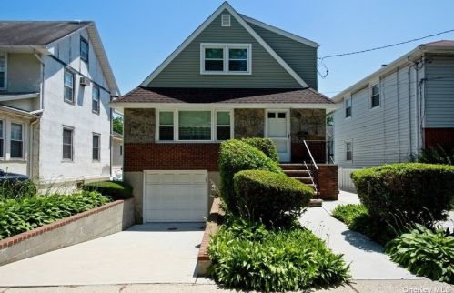 31 Laurel St, Floral Park, NY 11001-2823