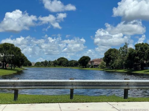 524 208 Dr, Hollywood FL 33029-2198 exterior