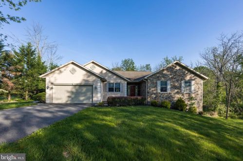 2975 Burton Dr, Gilbertsville PA  19525-9694 exterior