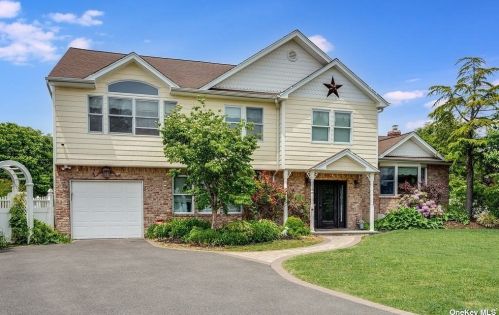 14 Suzanne Ln, Bethpage, NY 11714-1421