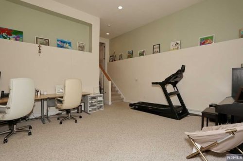 2 Carol Ln, River Edge NJ  07661-2457 exterior
