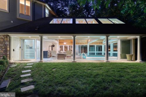 1292 Glatco Lodge Rd, Hanover, PA 17331-6852
