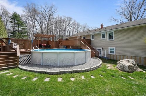 2 Mohawk Ln, Yorktown Hgts NY  10598-6328 exterior