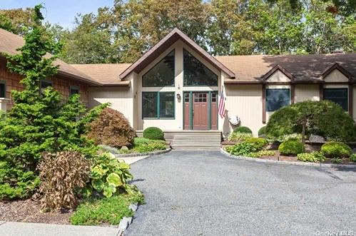 3 Bishop Ln, Holbrook, NY 11741-4737