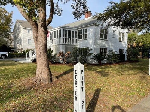 222 Center St, Mount Pleasant SC  29464-5004 exterior