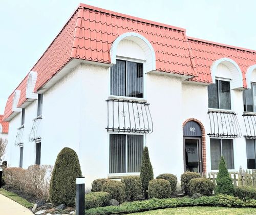 92 Alhambra Dr, Rockville Centre, NY 11572-5425