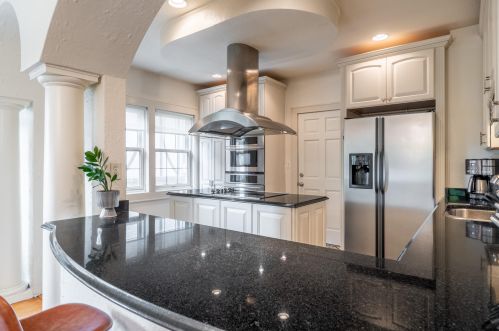 5137 Cumberland Blvd, Milwaukee WI  53217-0057 exterior