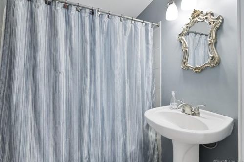 5 Lincoln St, North Haven CT  06473-1807 exterior