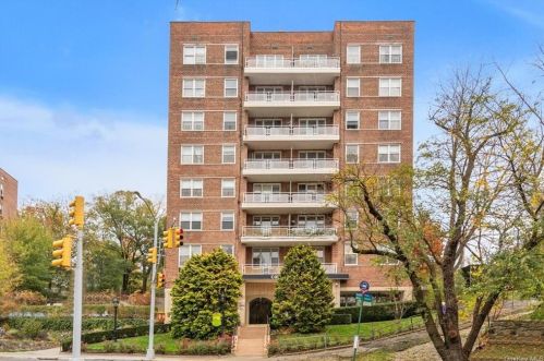 609 Kappock St, Bronx NY  10463-7746 exterior
