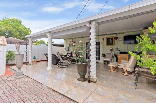 2637 9th Ct, Hialeah FL  33010-1223 exterior