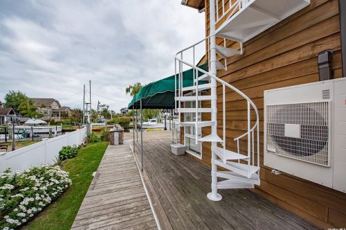 10 Allen Point Rd, Bayshore, NY 11706-8902