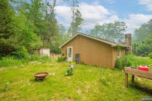 51 Pinecrest Trl, West Milford NJ  07480-1700 exterior