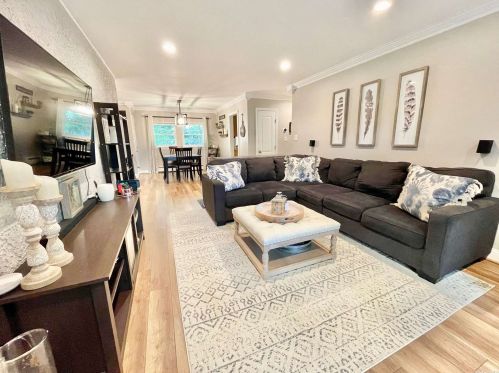 713 Towne House Vlg, Hauppauge, NY 11749-4819