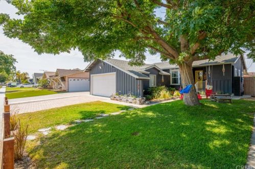 11413 Gradwell St, Lakewood, CA 90715-2027