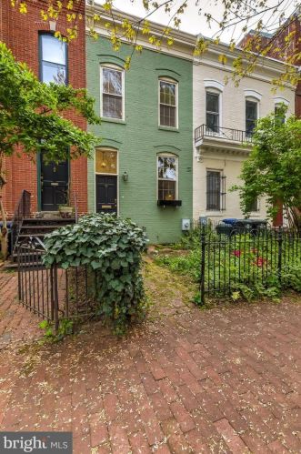 109 7th St, Washington DC  20003-1213 exterior