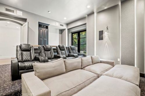 25682 Oak Meadow Dr, Santa Clarita CA  91381-0762 exterior