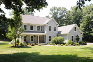 24 Plum Tree Ln, Bridgeport, CT 06611-3431