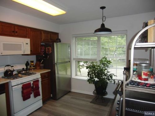 1010 Ash Dr, Mahwah NJ  07430-2337 exterior