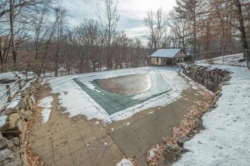 6 Canterbury Ct, Brookfield Center CT  06804-2703 exterior