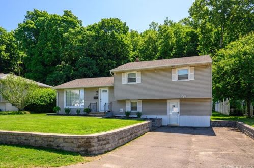 89 Newport Dr, Waterbury, CT 06705-2599