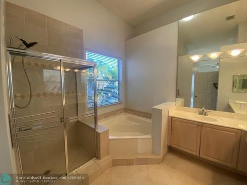 327 188th Ter, Hollywood FL  33029-5441 exterior