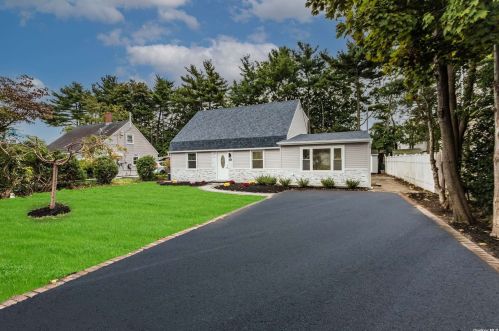 676 Mason St, Westbury, NY 11590-4463