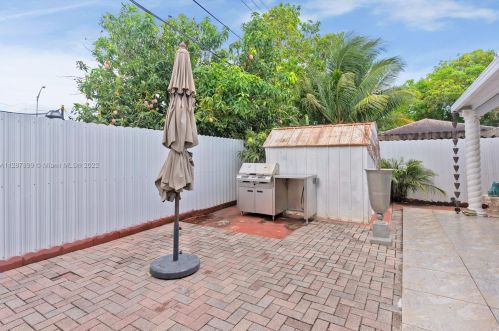 2637 9th Ct, Hialeah FL  33010-1223 exterior