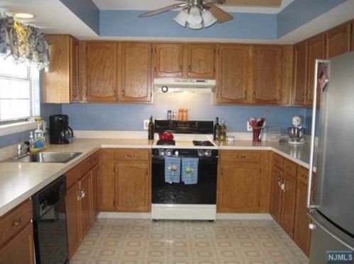 52 Beacon Hill Rd, West Milford Lakes, NJ 07480-1257