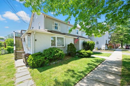 105 School St, North Lindenhurst, NY 11757-3786