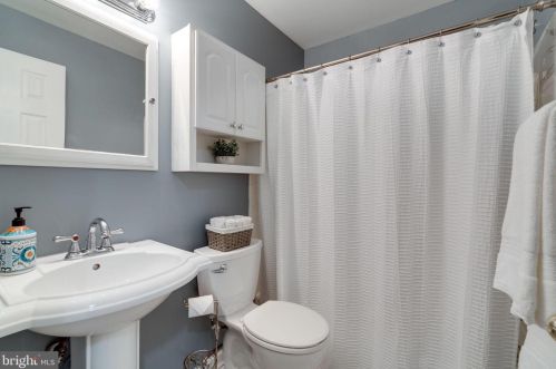 6614 Huntsman Blvd, Springfield VA 22152-2621 exterior