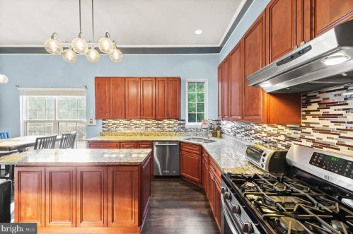 10056 Naughton Ct, Bristow VA  20136-3068 exterior