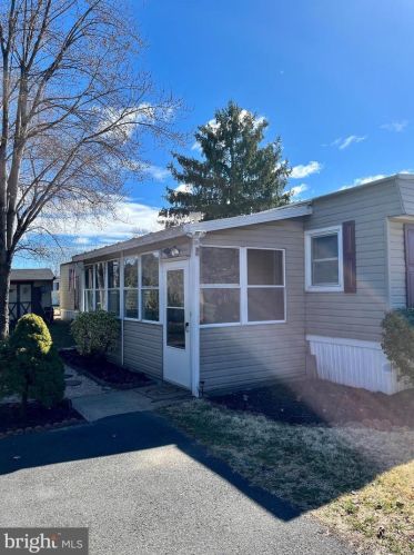 7803 Hampton Dr, Yardley PA  19067-5141 exterior