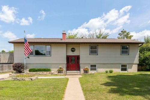1055 Hawkeye Dr, Hiawatha, IA 52233-1101