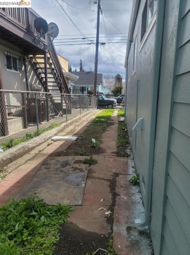 2215 88th Ave, Oakland CA  94605-3923 exterior