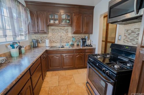 8341 Cantaloupe Ave, Van Nuys CA 91402-3806 exterior