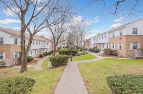 204 Parkside Dr, Airmont, NY 10901-7853