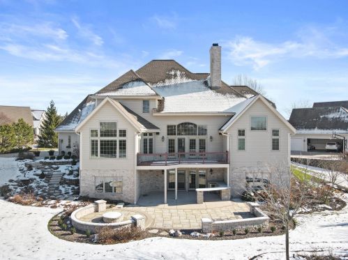 578 Southern Oak Cir, Chenequa, WI 53029-8005