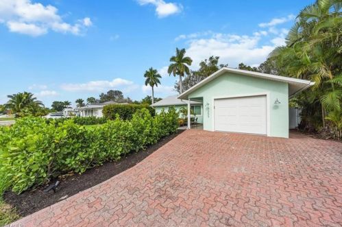 1255 Illinois Dr, Naples, FL 34103-3850