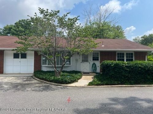 521 Portsmouth Dr, Lakewood, NJ 08701-7832
