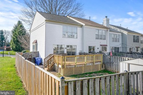 302 Hedgestone Ter, Leesburg VA  20176-4842 exterior