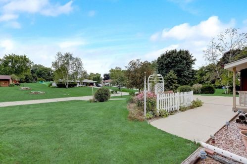 22194 Valley Rd, Waukesha WI  53186-5350 exterior