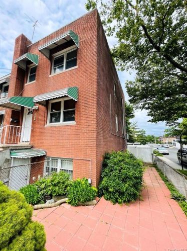 2789 Hone Ave, Bronx NY  10469-4103 exterior