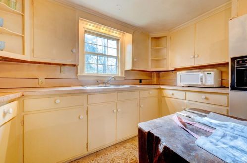 35 Smith St, Middletown CT  06457-1740 exterior