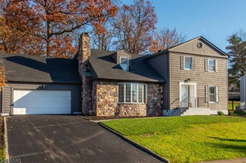 14 Ironwood Way, West Paterson NJ  07424-2019 exterior