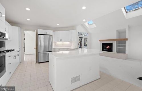 12015 Walnut Branch Rd, Herndon VA  20194-5616 exterior